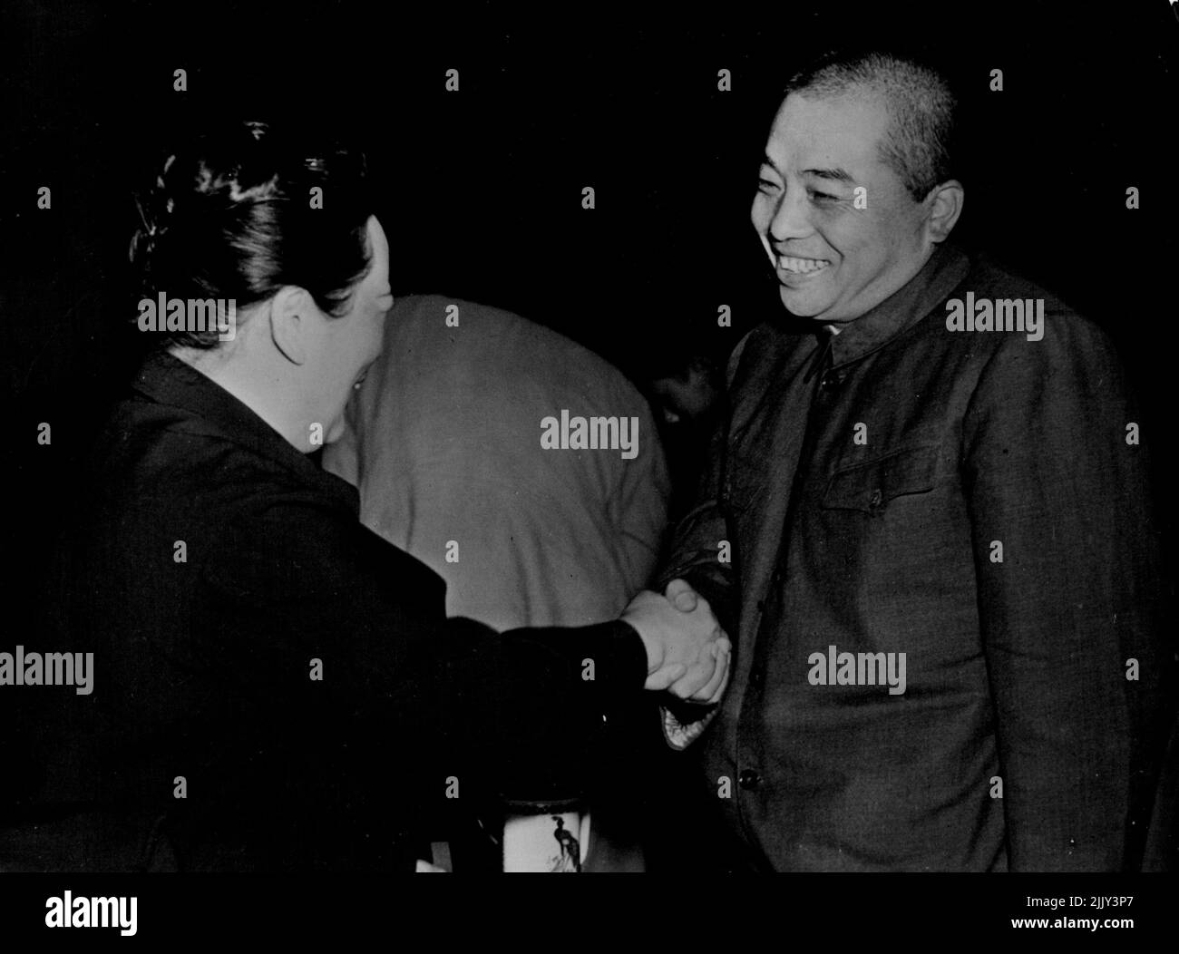 Il C.-in-C coreano della Cina: Il generale Peng Teh-Huai si congratula con Madame Soong Ching Ling (a sinistra), vicepresidente del Consiglio centrale del governo popolare della Cina comunista. Novembre 3, 1953. (Foto con fotocamera premere). Foto Stock