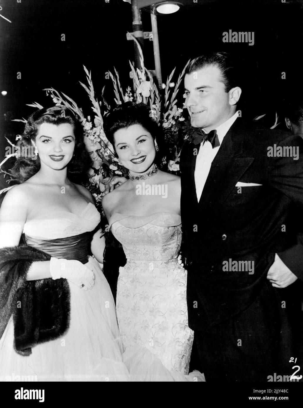 Le sorelle Lisa Gaye e Debra Paget con il fratello Frank Griffin al Robe Hollywood Prem. Novembre 22, 1954. Foto Stock