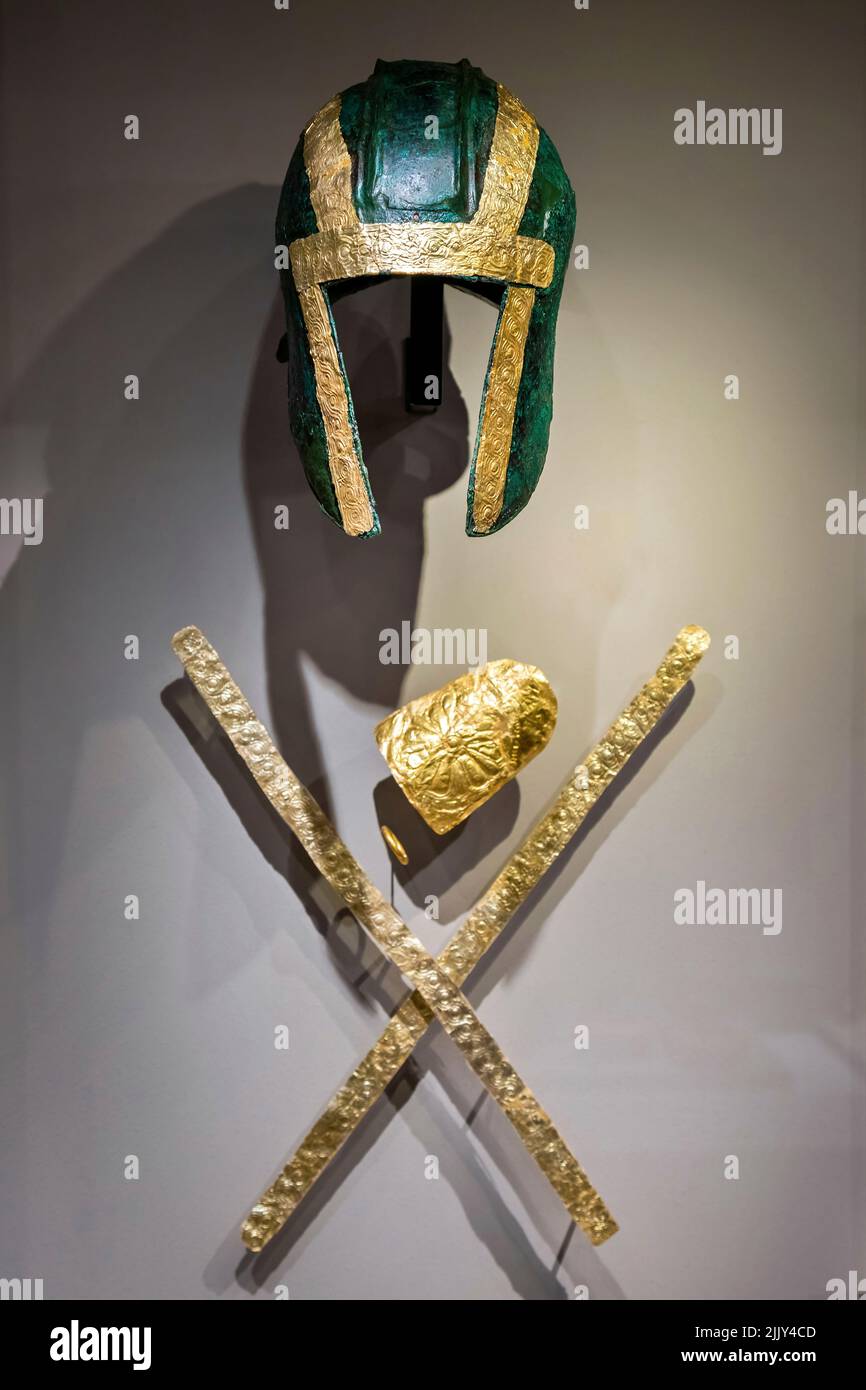 Le maschere di sepoltura dorate e le armature degli antichi guerrieri macedoni, sono le esposizioni più impressionanti nel Museo di Pella, Macedonia, Grecia. Foto Stock