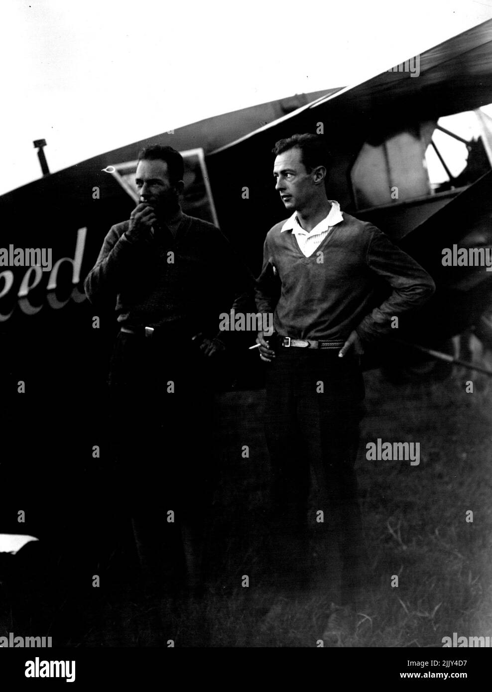'The American-Japanese Apple Incident' questa foto è stata scattata nel settembre 1931, mostrando gli aviatori americani Clyde Panghorn e Hugh Herndon con il loro aereo circolante nel mondo 'Miss Veedol' alla spiaggia di Sabishiro, Prefettura di Aomori, Dove atterrarono sul loro lungo hop e decolsero all'ultimo giro del loro volo attraverso il Pacifico. Quando i coltivatori di mele di Aomori scoprirono che il Sig. Panghorn era un nativo della Wenatches Valley, stato di Washington, famoso per le sue mele 'Richared Delicious', gli presentarono alcuni dei loro prodotti come souvenir. Novembre 30, 1938. (Foto della Japan Photo Library). Foto Stock