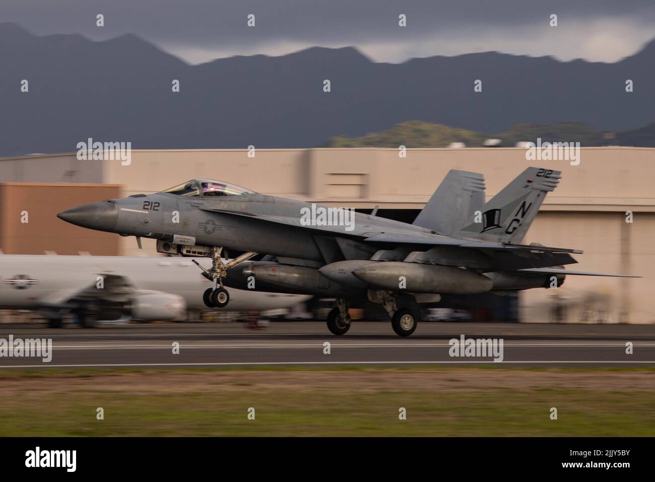 MARINE CORPS AIR STATION KANEOHE BAY, Hawaii (20 luglio 2022) Un US Navy F/A-18E Super Hornet con Strike Fighter Squadron (VFA) 14, attaccato alla Carrier Air Wing (CVW) 9, atterra su una linea di volo durante il Rim of the Pacific (RIMPAC) 2022, presso Marine Corps Air Station Kaneohe Bay, Hawaii, Luglio 20. Ventisei nazioni, 38 navi, tre sommergibili, più di 170 aerei e 25.000 persone partecipano a RIMPAC dal 29 giugno al 4 agosto nelle Isole Hawaii e nella California meridionale. Il più grande esercizio marittimo internazionale del mondo, RIMPAC offre un'opportunità di formazione unica Foto Stock