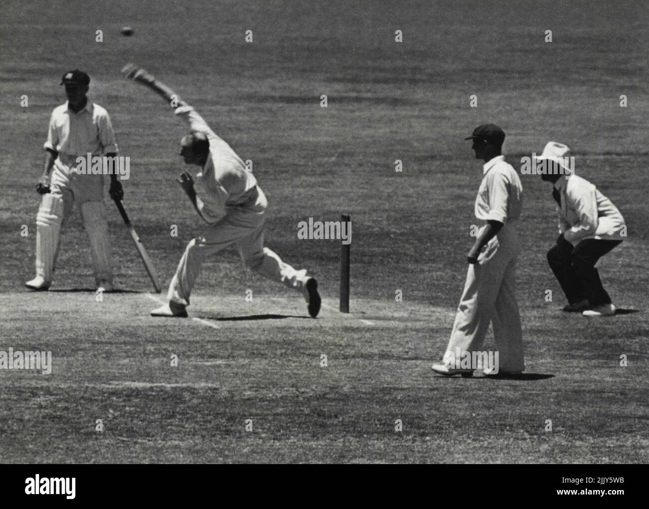O'Reilly, che ha preso nove wickets sud-australiani per 41 corse, ***** Nella partita Sheffield Shield tra New South Wales e ***** . Dicembre 22, 1937. Foto Stock