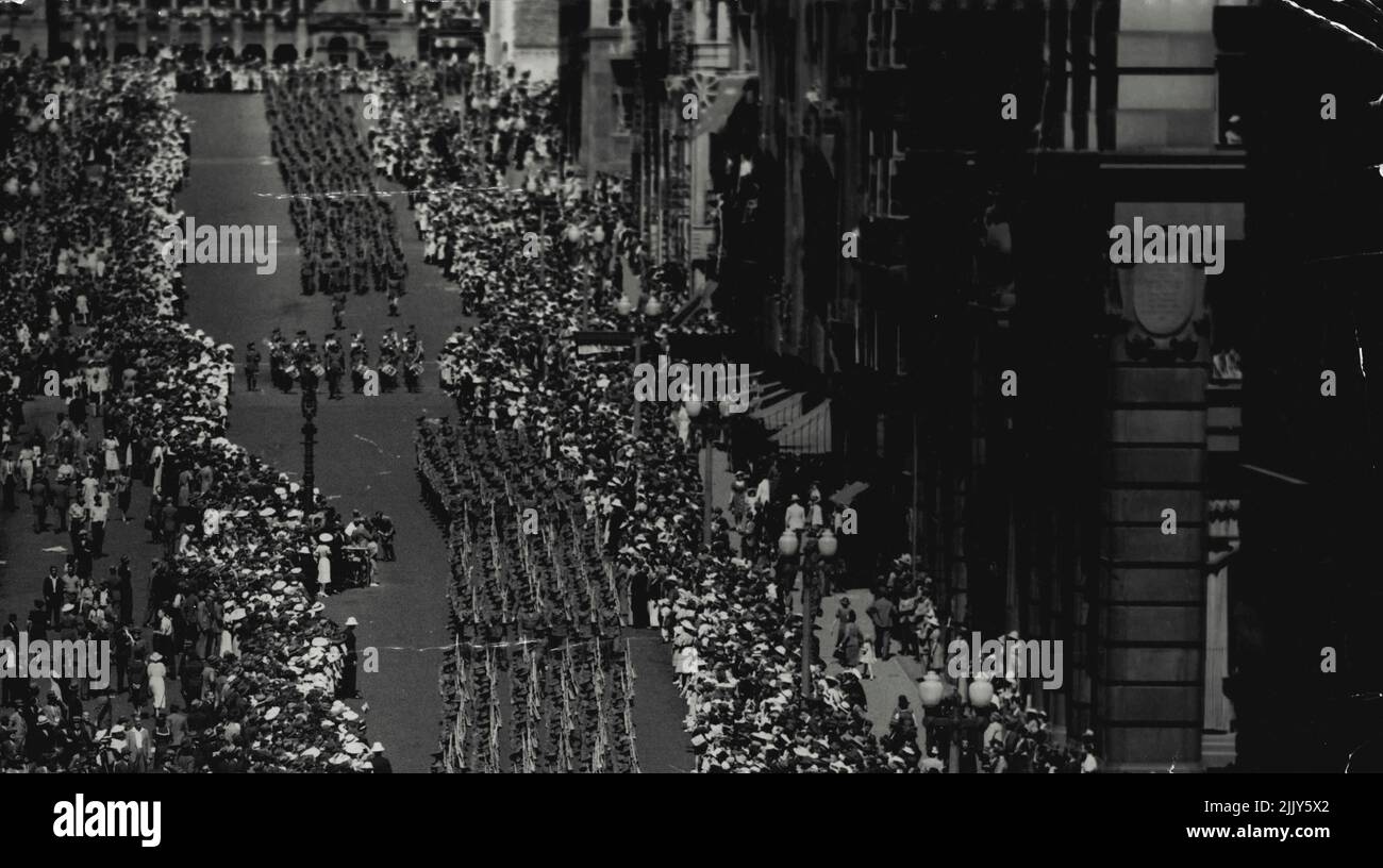 L'A.I.F. Marches di nuovo -- e come i soldati del nuovo esercito australiano marcia orgogliosamente giù Martin-Place essi salutano con i loro occhi gli uomini che marciarono davanti a loro. Gennaio 4, 1940. Foto Stock