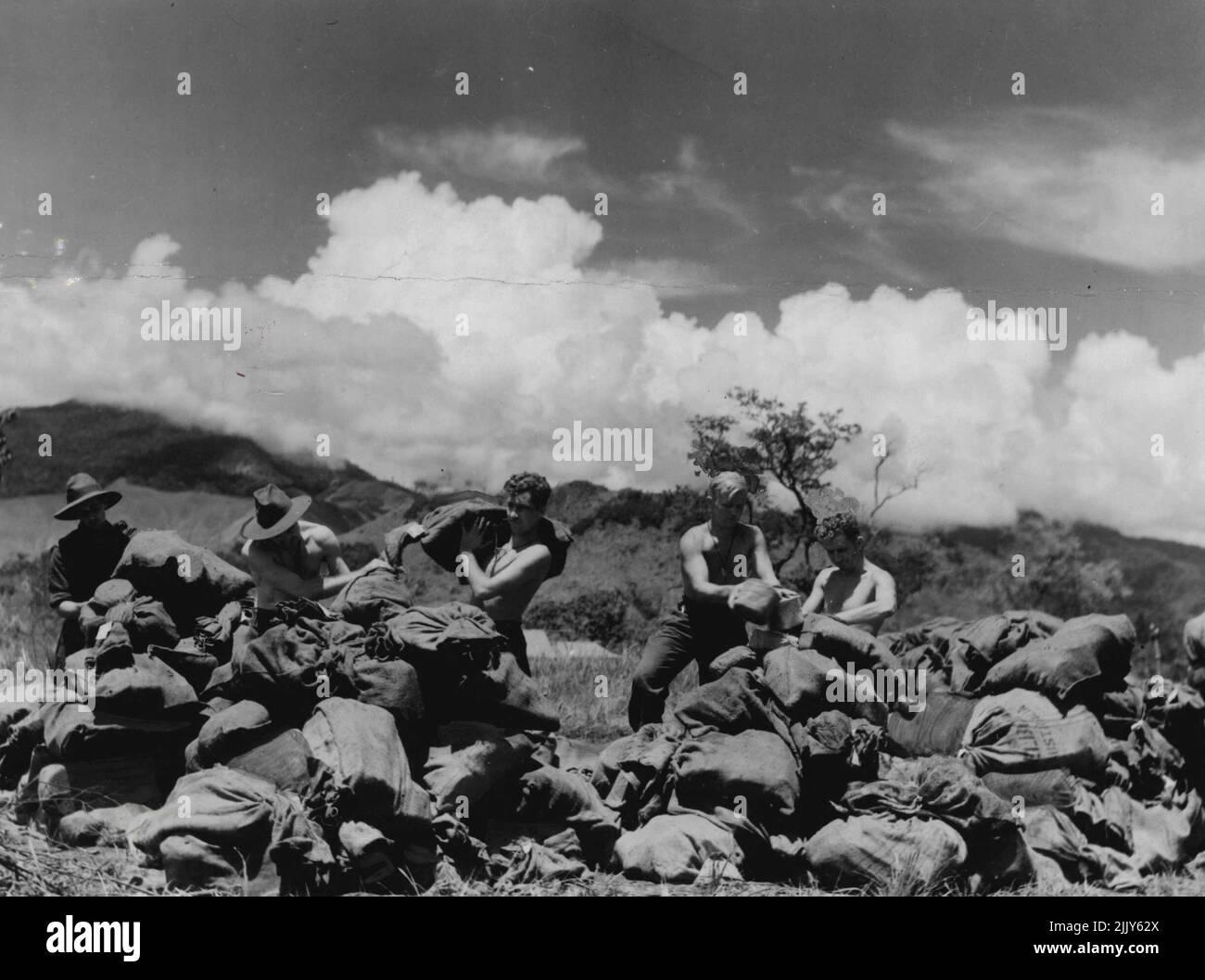 Ramu Valley - posta per le truppe arriva nella valle del Ramu. Gennaio 1, 1943. Foto Stock