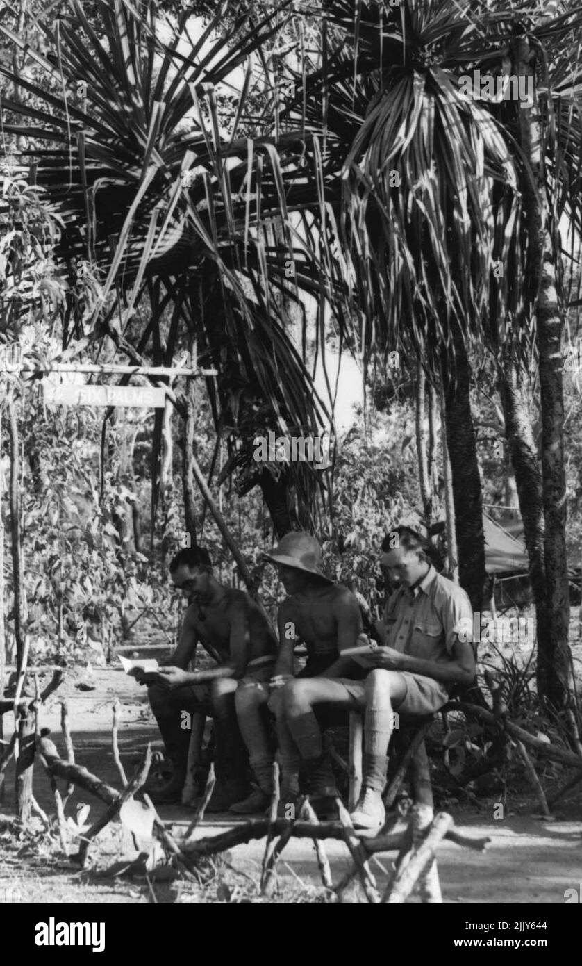 Giardini e ornamenti occupati da membri di una 'le sei Palme' settentrionale questo sito è stato ***** membri. C'e' un posto a sedere nel giardino solo ***** al campo. Luglio 5, 1943. Foto Stock