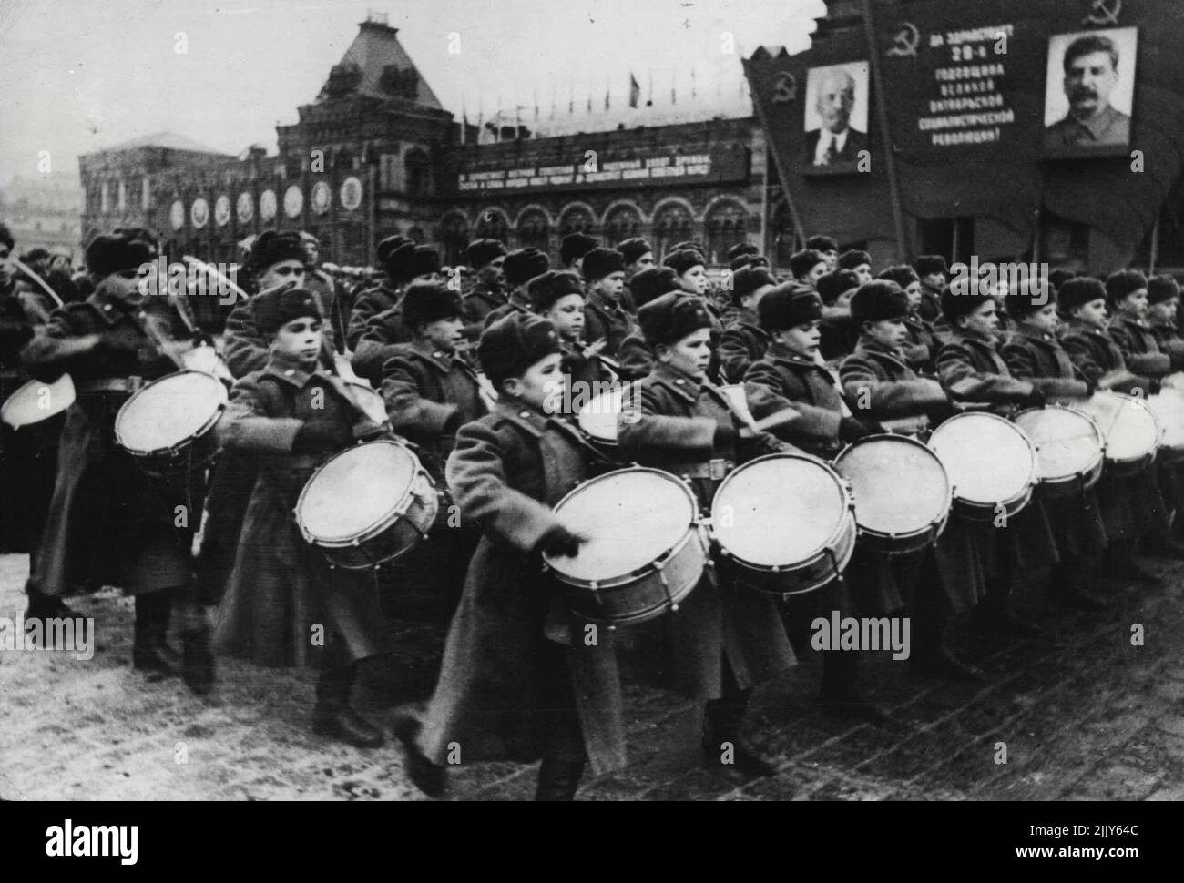 Mosca celebra il 29th anniversario della Rivoluzione -- Boy batteristi dell'accademia militare passando attraverso la piazza Rod nella recensione. Il 29th° anniversario della rivoluzione russa è stato celebrato a Mosca, quando le truppe della guarnigione locale e i cadetti e gli studenti dell'accademia militare, seguiti da una processione di operai che ha attraversato la Piazza Rossa per alcune ore. Marshal Govorov, che ha guidato i tedeschi da Leningrado, ha preso il saluto alla presenza di funzionari di partito e di Stato. Marshal Stalin non ha partecipato. Dicembre 01, 1946. Foto Stock