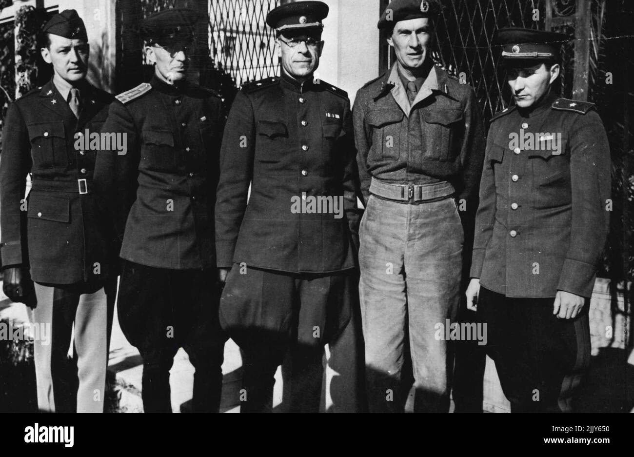 Russian Visit Front in Italy -- osservatori militari dell'Armata Rossa dell'Unione Sovietica sono mostrati con ufficiali americani e britannici durante una visita dei russi sul fronte italiano dove le truppe britanniche e americane stanno spingendo in avanti contro i tedeschi. Da sinistra a destra ci sono: Tenente colonnello Donald W. Bernier, ufficiale di collegamento americano; colonnello russo L.I. Sudakov; il maggiore generale russo A.P. Vasiliev ; il generale maggiore britannico Richardson e il generale maggiore russo Nester S. Solodovnik. Marzo 25, 1944. (Foto di U.S. Office of War Information Picture). Foto Stock
