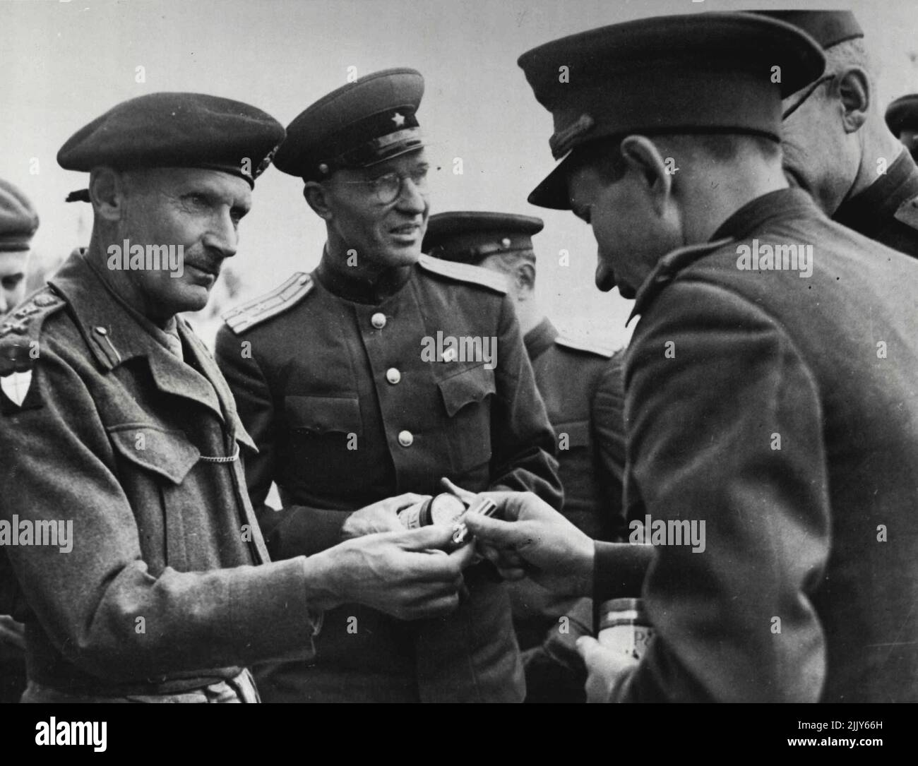Tgomery presenta ogni ufficiale con una scatola di sigarette inglesi e un accendisigari. Un partito di ufficiali russi che ha visitato il fronte italiano è stato ricevuto dal generale Montgomery che ha dato loro un curriculum della campagna fino ad oggi. Il partito russo era composto dai seguenti ufficiali: Il maggiore Belbokov e il tenente maggiore Golubev, il generale maggiore Vasiliev, il generale maggiore Solodovnik, il colonnello Sudakove. Il generale maggiore Solodovnik, che aveva incontrato il generale Montgomery in una precedente occasione nel deserto occidentale, ha agito da interprete. Agosto 22, 1952. (Foto del Ministero dell'informazione britannico, Medio Oriente). Foto Stock