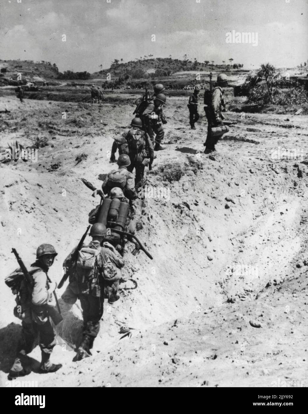 Advance: Truppe STATUNITENSI su Okinawa avanzando lungo un percorso sul loro viaggio verso l'interno poco dopo che sono atterrati. Aprile 28, 1945. (Foto di US OWI Foto). Foto Stock