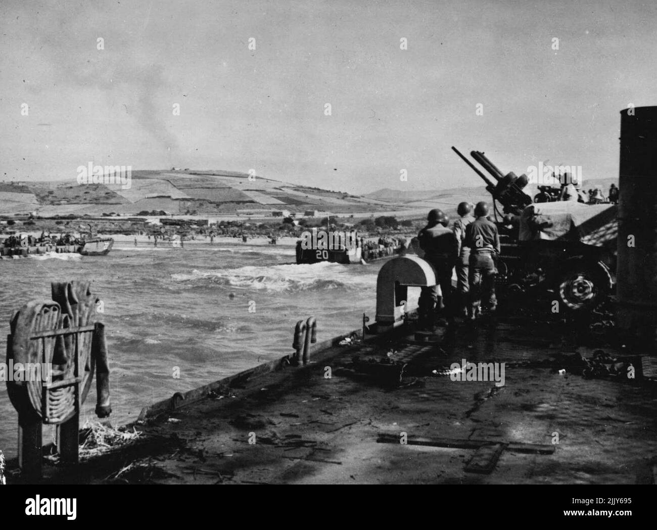 Allied Landing Craft arriva in Sicilia -- i soldati statunitensi a bordo di un'imbarcazione alleata si avvicinano alle coste della Sicilia durante le prime fasi dell'invasione alleata dell'Isola Italiana. A sinistra della foto, altre imbarcazioni alleate possono sembrare più vicine alla riva. Agosto 23, 1943. (Foto di U.S. Office of War Information Picture). Foto Stock