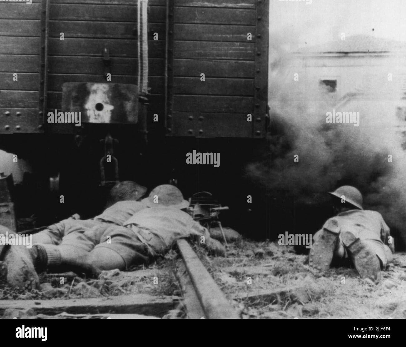 British Storm Axis Position -- riparata da una boxcar, i soldati britannici attaccano una stazione ferroviaria siciliana che hanno catturato dopo feroce resistenza da parte del nemico. Agosto 14, 1943. (Foto di AP Wirephoto). Foto Stock