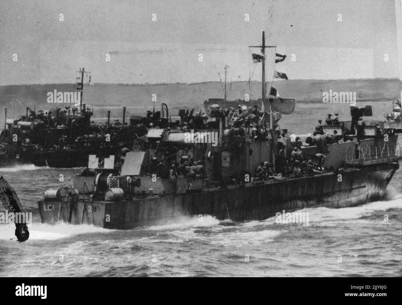 Invasione della Sicilia - primi stadi dello sbarco -- velivolo alleato che si avvicina all'isola. Migliaia di imbarcazioni di tutti i tipi sono state utilizzate nell'invasione della Sicilia, anche di tipi completamente nuovi. Ecco alcune delle prime scene durante e dopo l'atterraggio che ha avuto inizio il 10th luglio. Giugno 20, 1943. (Foto della fotografia ufficiale britannica). Foto Stock