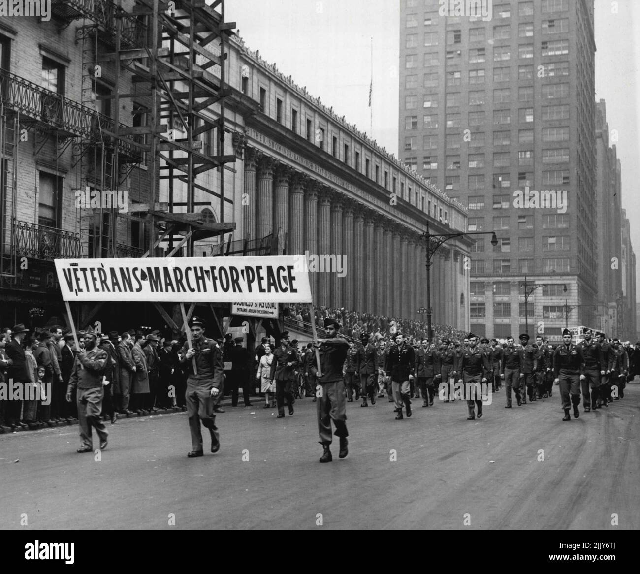 Veterns March in May Day Parade -- Un grande contingente di Veterns in uniforme swing Down Eight Revenue, New York City, 1 maggio, nella prima Parata del giorno di Maggio a New York dal 1941. Hanno partecipato circa 200 ex soldati e 100 ex marinai. La sfilata era ordinata e si concluse con una celebrazione massacrata in Piazza dell'Unione. Maggio 1, 1946. (Foto di stampa associata). Foto Stock