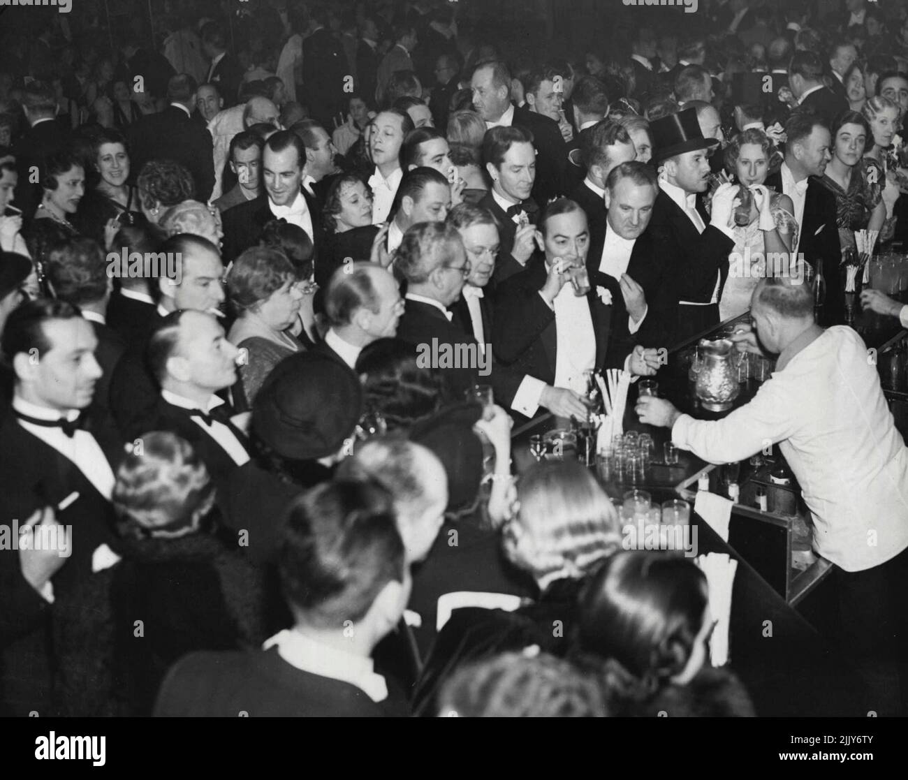 Al Met Bar -- Ecco una vista generale che mostra i patroni della notte di apertura al bar al Metropolitan Opera House a New York City, novembre 29. 1937. 29 gennaio 1954. (Foto della stampante associata). Foto Stock