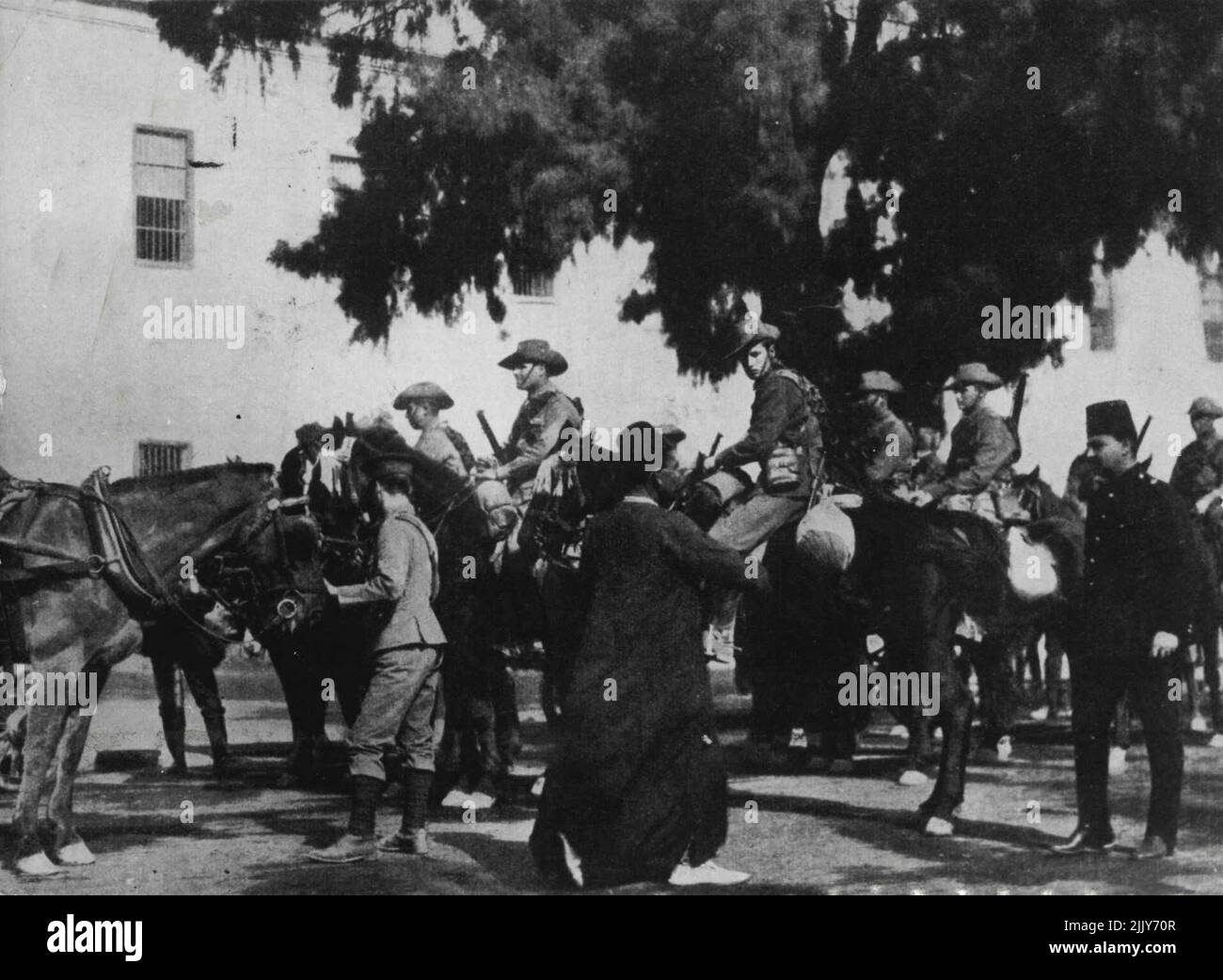 Uomini di Australian Light Horse al Cairo 1916 -- nel marzo 1916, la maggior parte del corpo di Anzac partì per la Francia. I reggenti di cavalli leggeri rimasti in Egitto sono stati formati nella divisione montata di Anzac incorporare nel 2nd Australian e New Zealand Army Corps comandato da Lieut-Gen. Sir Alex Godley. Marzo 9, 1940. Foto Stock