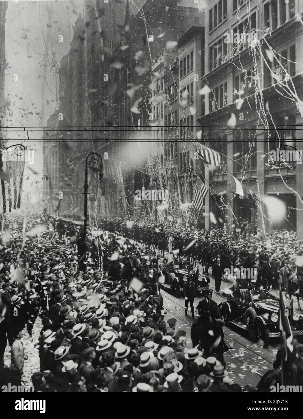 New York's Welcome to the crew of the Graf Zeppelin dà un'idea di ciò che 'Misthy' riceverà al giorno in cui arriva. Giugno 27, 1930. (Foto di International News Photos Inc.). Foto Stock