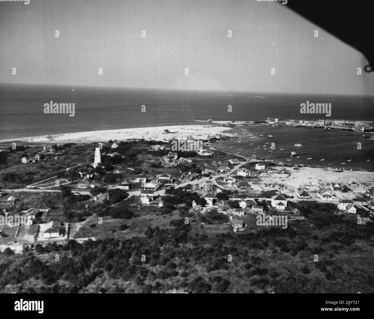 Pace e bellezza -- a volte è chiamata 'le Bermuda dell'America '. Uno dei collegamenti nella catena di Outer Banks, Ocracoke si trova a 30 miglia attraverso Pamlico Sound dalla terraferma del North Carolina. Per raggiungerlo dai centri metropolitani era un tempo di tre o quattro giorni. Ora è questione di ore. Il faro è il più vecchio faro rotante inalterato in America ancora in servizio. Dicembre 17, 1946. (Foto di Wide World Photos). Foto Stock