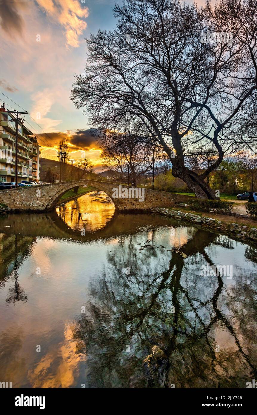 Kioupri, l'antico ponte ad arco in pietra (probabilmente di epoca bizantina) sul fiume Edessaios ('Boda'), città di Edessa, Pella, Macedonia, Grecia Foto Stock