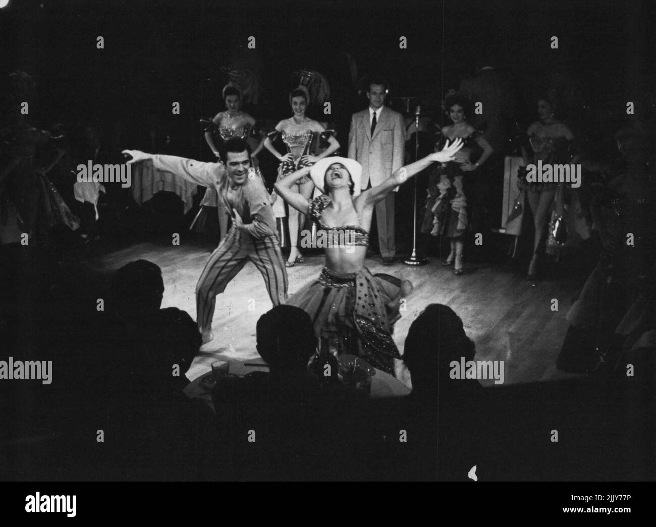 I Reifers, in primo piano, fanno il loro 'intrattenimento intimo' con una cena in un night club flossv. Ottobre 30, 1953. Foto Stock