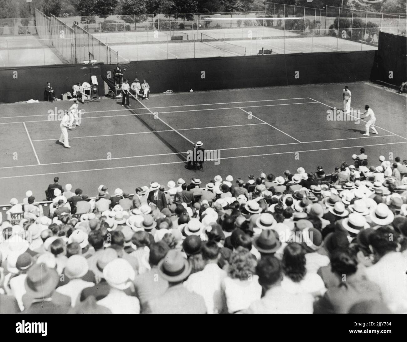 Gli Stati Uniti sconfigge l'Australia a Davis Coup Play - gli Stati Uniti, catturando le doppie al Philadelphia Country Club il 28 maggio ha fatto tre vittorie diritte sopra l'Australia e ha claced le finali della zona nordamericana del concorso di tennis della tazza di Davis. Sopra è la vista generale del doppio gioco, mostrando gli Americani, John W. Van Ryn di Philadelphia e Wilmer Allison del Texas sulla destra. Gli australiani, Harry Hopman e Jack Crawford, sulla sinistra. Il punteggio è stato 6-0, 6-4, 5-7, 7-5. Maggio 28, 1932. (Foto di stampa associata). Foto Stock