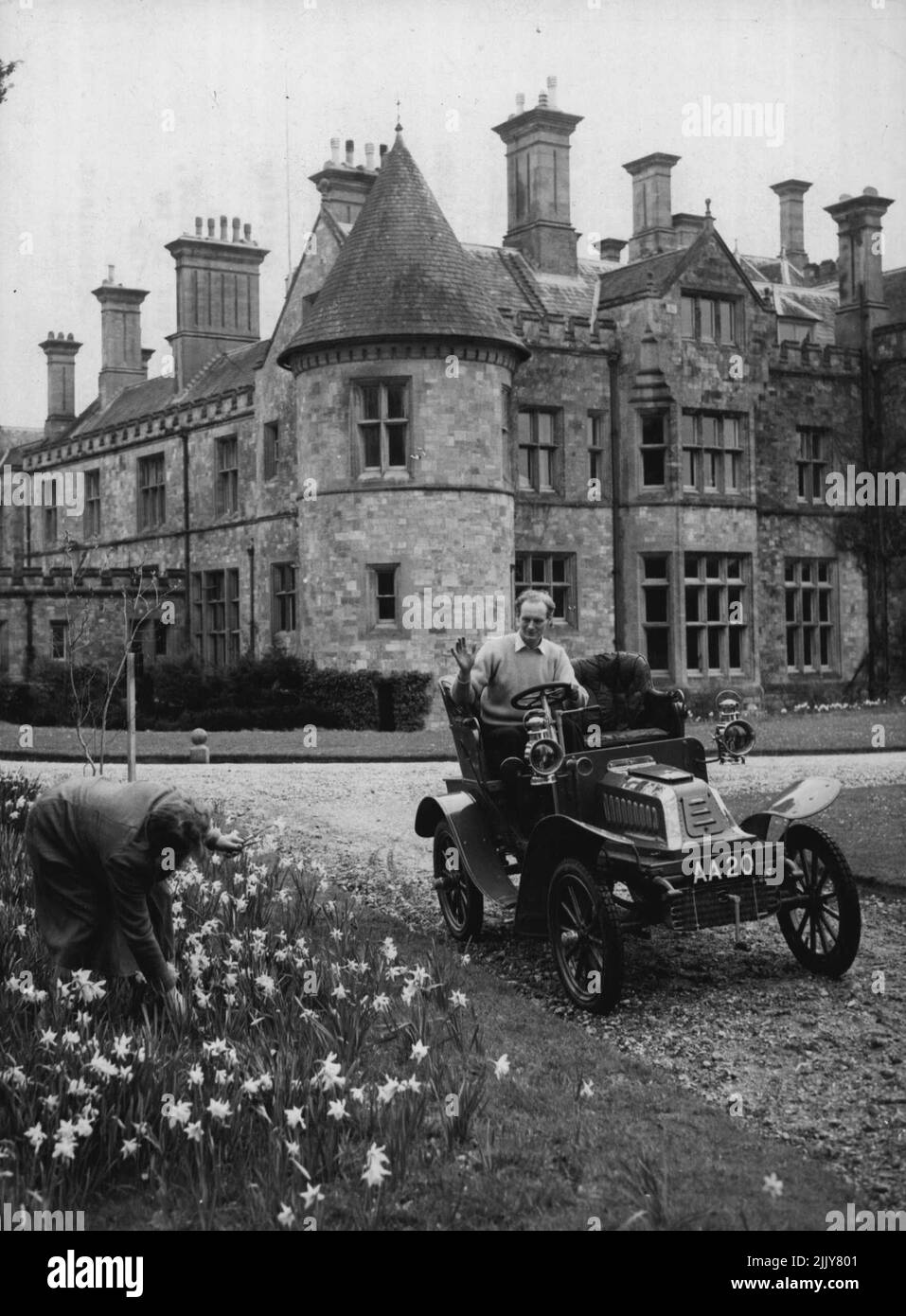 Beaulieu House ha aperto al pubblico - Lord Montagu's 1903 Car on View -- Lord Montagu, guidando in Beaulieu casa terreni nel suo 1903 De Dian Bouton, si inzella a sua sorella, la on. Sig.ra Clark-Kennedy in una patch daffodil. L'auto è da vedere nel suo Montagu Motor Car Museum, chiamato in onore di suo padre, un primo appassionato di automobilismo. L'ultima delle case signorili della Gran Bretagna ad essere aperto al pubblico è la casa di Lord Montagu, casa di Beaulieu, risalente a 750 anni fa, nella New Forest. Aprile 7, 1952. (Foto di Reuterphoto). Foto Stock