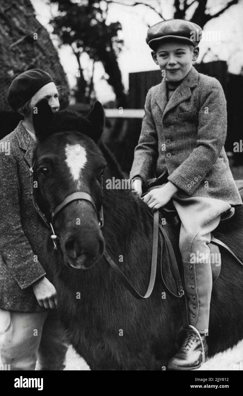 ***** Coronation Rides a Hampshire Home -- Lord Montagu di Beaulieu a Beaulieu, Hampshire. Il decennale Lord Montagu di Beaulieu, che sarà il più giovane parente a partecipare alla cerimonia dell'incoronazione, è andato a cavallo con le sue sorelle, Coroline e Mary Clare, peer la sua casa Hampshire, Palace House, Beaulieu. Il ragazzo pari succedette al padre, il secondo nato, nel 1929 all'età di tre anni. Gennaio 16, 1937. Foto Stock