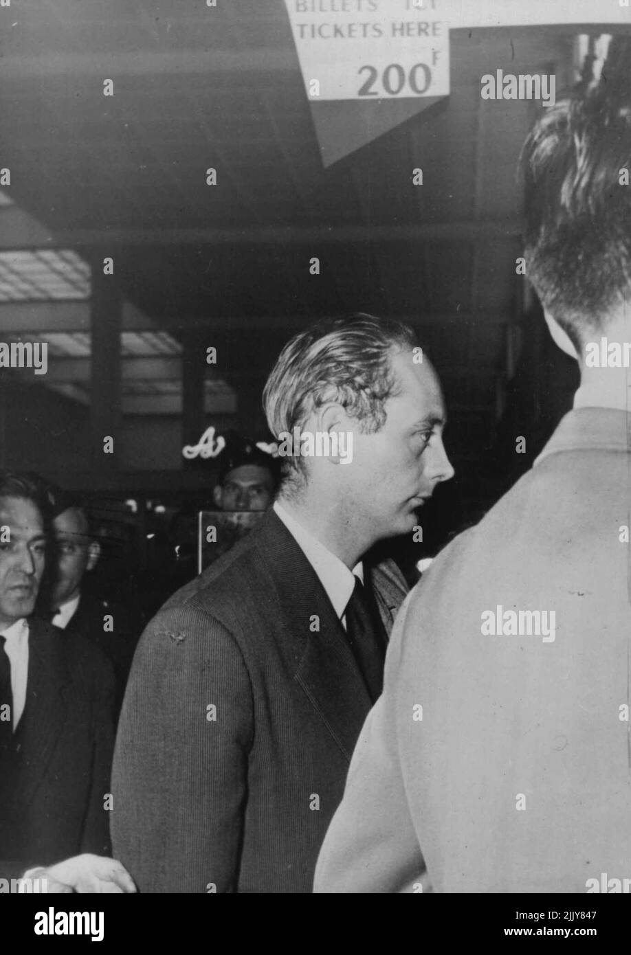 Peer voleva per 'spese gravi' -- Lord Montague di Beaulieu al suo arrivo all'aeroporto di Orlt. Lord Montague di Beaulieu, voluto dalla polizia britannica per le 'accuse gravi', è arrivato ieri a Parigi da New York. Ottobre 22, 1953. (Foto di Paul Popper). Foto Stock