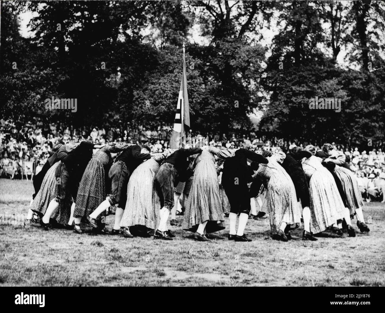 I ballerini internazionali del Folk fanno Merry in Hyde Park -- ballerini tedeschi con la loro bandiera NAZISTA che si esibiscono in Hyde Park questo pomeriggio, 15 luglio. Il Festival Internazionale della Danza Folcloristica, il primo nel suo genere che si tiene in Inghilterra, ha aperto oggi, 15 luglio, con una grande processione danzante attraverso le lame di Hyde Park. Luglio 15, 1935. (Foto di stampa associata). Foto Stock
