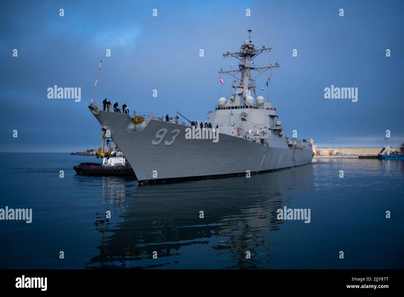 I rimorchiatori spingono lentamente la USS Chung-Hoon (DDG 93) nel Wharf 5 dopo essere arrivati al Naval Surface Warfare Center, Port Hueneme Division (NSWC PHD) all'inizio di una mattina recente. La cacciatorpediniera missilistica guidata di Arleigh Burke-Class chiama le Hawaii il suo porto d'origine, ma è venuta a NSWC PHD per un evento del Combat Systems Assessment Team per prepararla a un prossimo dispiegamento. (STATI UNITI Foto Navy di Eric Parsons/pubblicato) Foto Stock