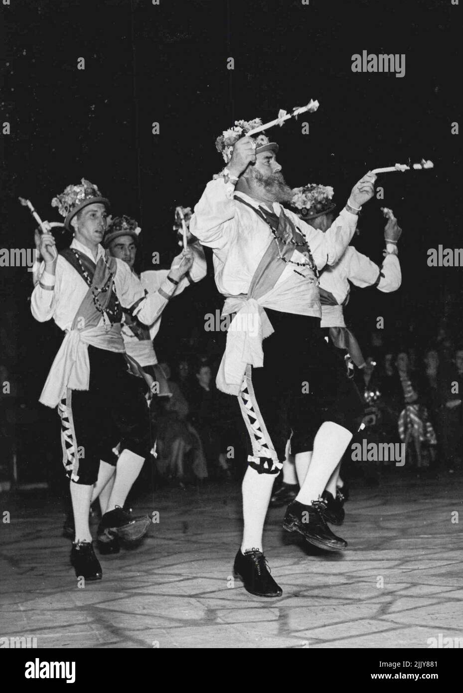 L'uomo con le danze della barba, più veloce, più veloce, più veloce, le sue scarpe che battono il ritmo...... Ha cinquanta anni Leslie Howard, che ha partecipato al Festival Internazionale di Danza Folcloristica di Manchester nel fine settimana Al festival hanno partecipato centinaia di ballerini provenienti da tredici nazioni, tra cui tedeschi, italiani, svedesi e polacchi. Una squadra di Manx volò dall'isola di Man. Ottobre 26, 1953. (Foto di Daily Mirror). Foto Stock