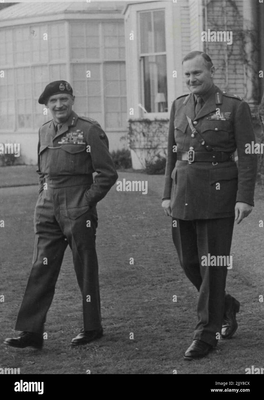 Fotografia informale 'Monty and Tiny' nel terreno del Governo Wellington, di Lord Montgomery e del Governatore Generale di New (Sir Bernard Fryberg). Le truppe sotto il loro comando durante il parlato del altrimenti che come Monty e Tiny. Luglio 24, 1947. Foto Stock