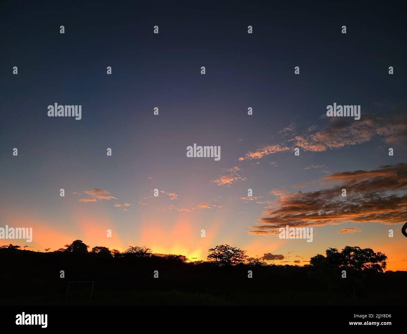 Alba sul pozzo Altos de Guayabo il 29 giugno 2022. Il 819th CAVALLO ROSSO Squadron perfora un pozzo in Altos de Guayabo, Honduras. Una volta completato questo bene e un ulteriore pozzo in Orocunia fornirà acqua dolce ad oltre 55.000 cittadini. Questi progetti sono stati condotti nel corso del programma di esercizi condotto da Resolute Sentinel 22 a 12th AF (Air Forces Southern) marzo-agosto 2022. Foto Stock