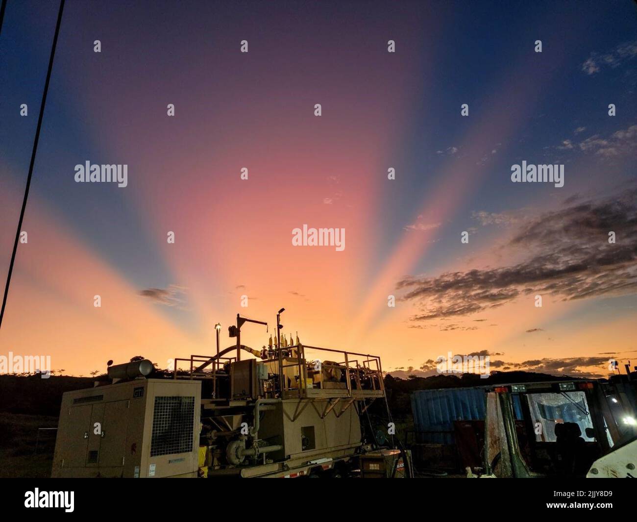 Alba sul pozzo Altos de Guayabo il 29 giugno 2022. Il 819th CAVALLO ROSSO Squadron perfora un pozzo in Altos de Guayabo, Honduras. Una volta completato questo bene e un ulteriore pozzo in Orocunia fornirà acqua dolce ad oltre 55.000 cittadini. Questi progetti sono stati condotti nel corso del programma di esercizi condotto da Resolute Sentinel 22 a 12th AF (Air Forces Southern) marzo-agosto 2022. Foto Stock