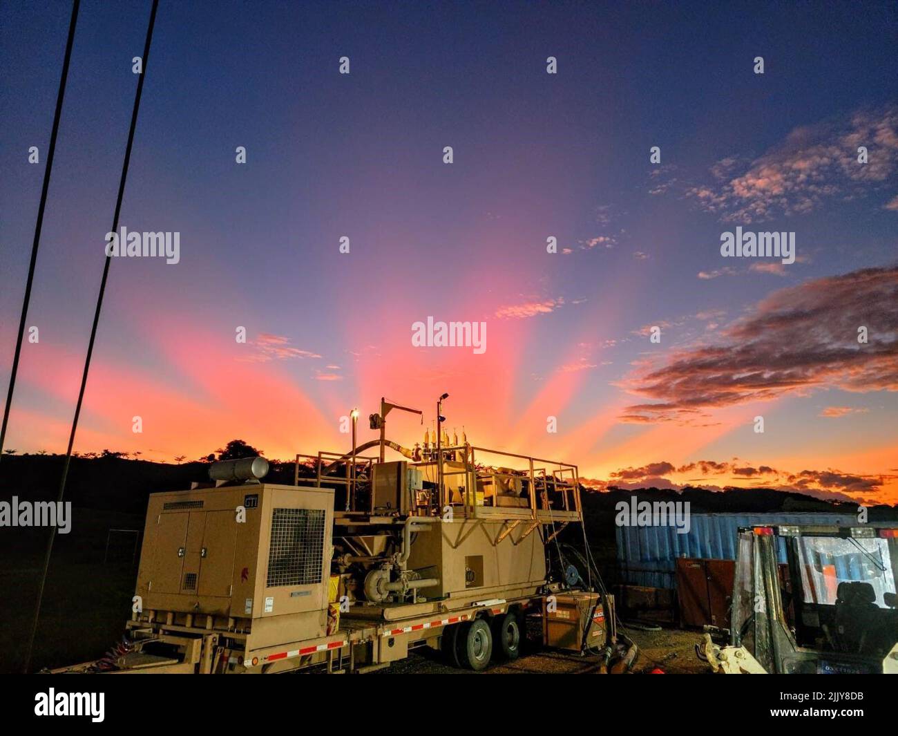 Alba sul pozzo Altos de Guayabo il 29 giugno 2022. Il 819th CAVALLO ROSSO Squadron perfora un pozzo in Altos de Guayabo, Honduras. Una volta completato questo bene e un ulteriore pozzo in Orocunia fornirà acqua dolce ad oltre 55.000 cittadini. Questi progetti sono stati condotti nel corso del programma di esercizi condotto da Resolute Sentinel 22 a 12th AF (Air Forces Southern) marzo-agosto 2022. Foto Stock