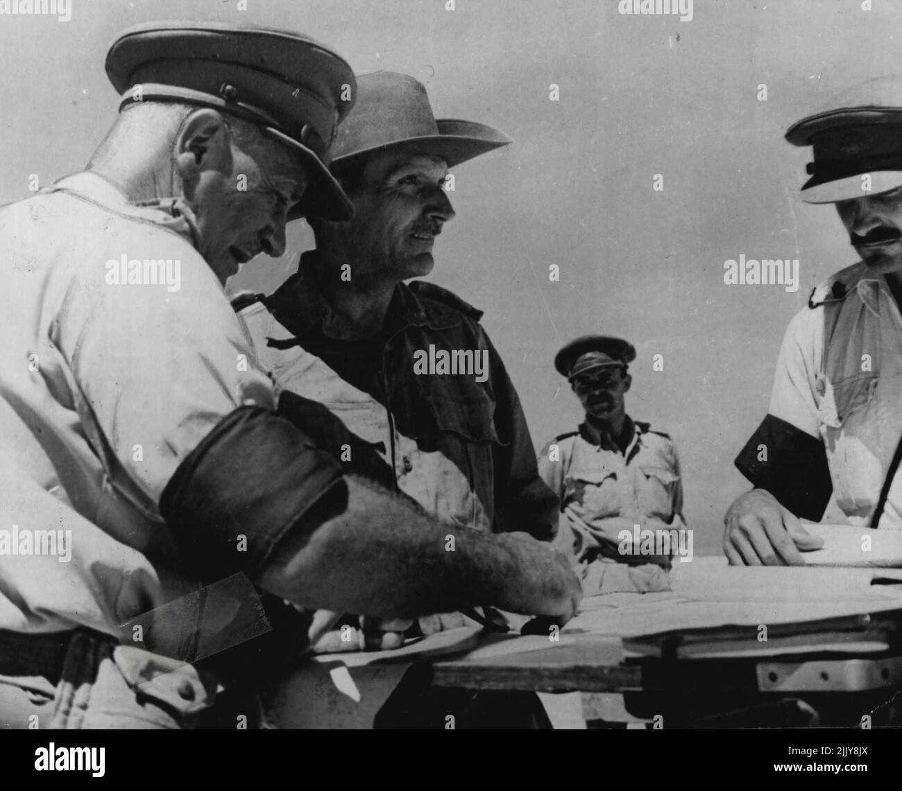 Il tenente-generale Montgomery visita gli australiani nel deserto occidentale - il tenente-generale Montgomery che conferisce agli ufficiali dell'A.I.F. nel deserto occidentale. Tenente generale Montgomery, CB.***** Comandante dell'Ottava esercito, in visita agli australiani nel deserto occidentale. Ha incontrato il tenente generale Sir Leslie Morshead, anche alti funzionari dell'A.I.F. Marzo 6, 1944. (Foto della fotografia ufficiale britannica). Foto Stock
