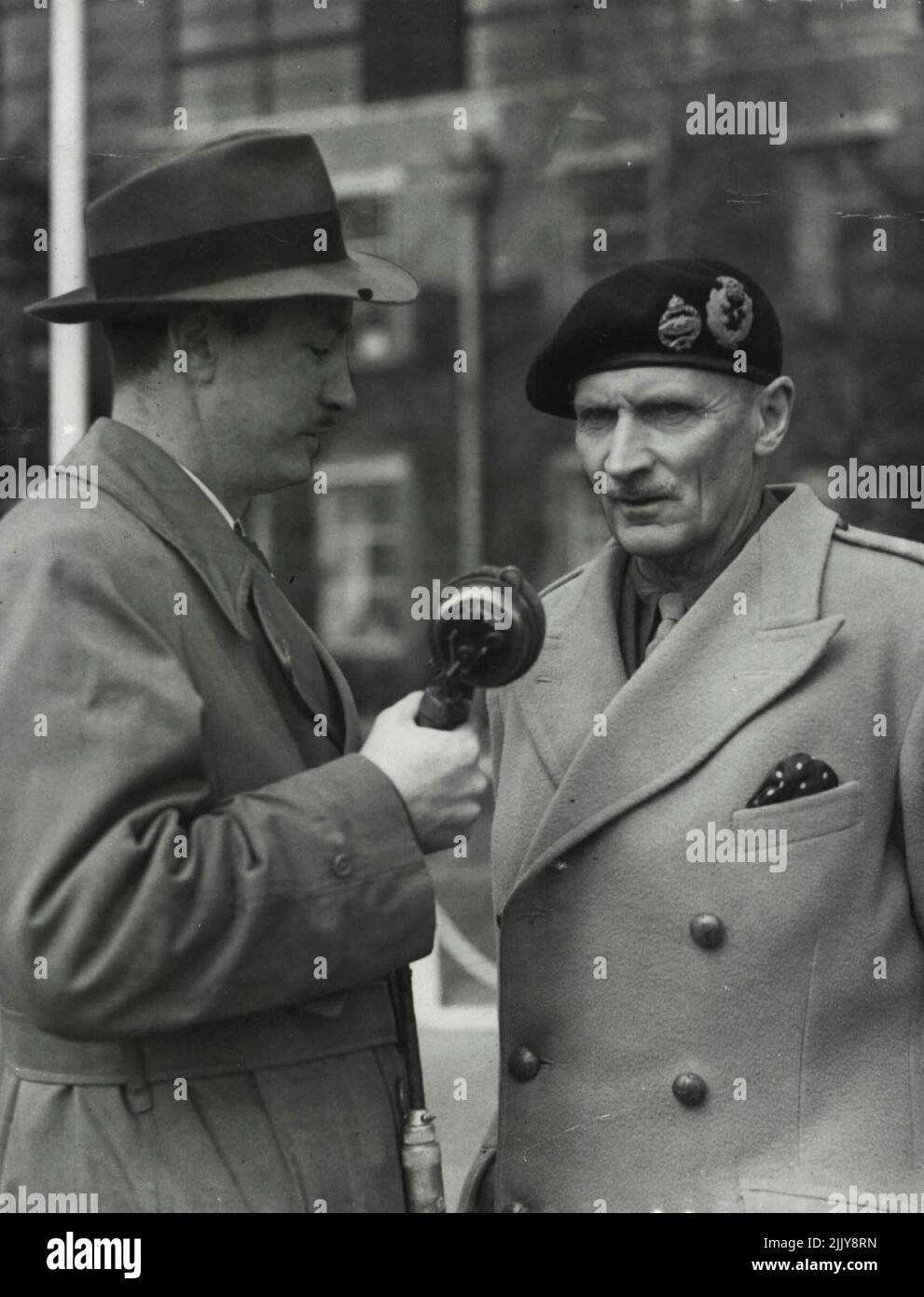 'Monty' Home da Berlino -- Field Marshal Viscount Montgomery ha una parola per la BBC dopo il suo arrivo a Northolt da Berlino al giorno (Mercoledì). Il visconte del maresciallo di campo Montgomery, capo dello staff generale imperiale arrivò via aerea a Londra da Berlino al giorno (mercoledì). Il C.I.G.S. si recò da Bruxelles nella capitale tedesca per colloqui con il governatore militare sovietico, Marshal Sokolovsky, sulla tensione esistente tra le forze alleate. Aprile 07, 1948. Foto Stock