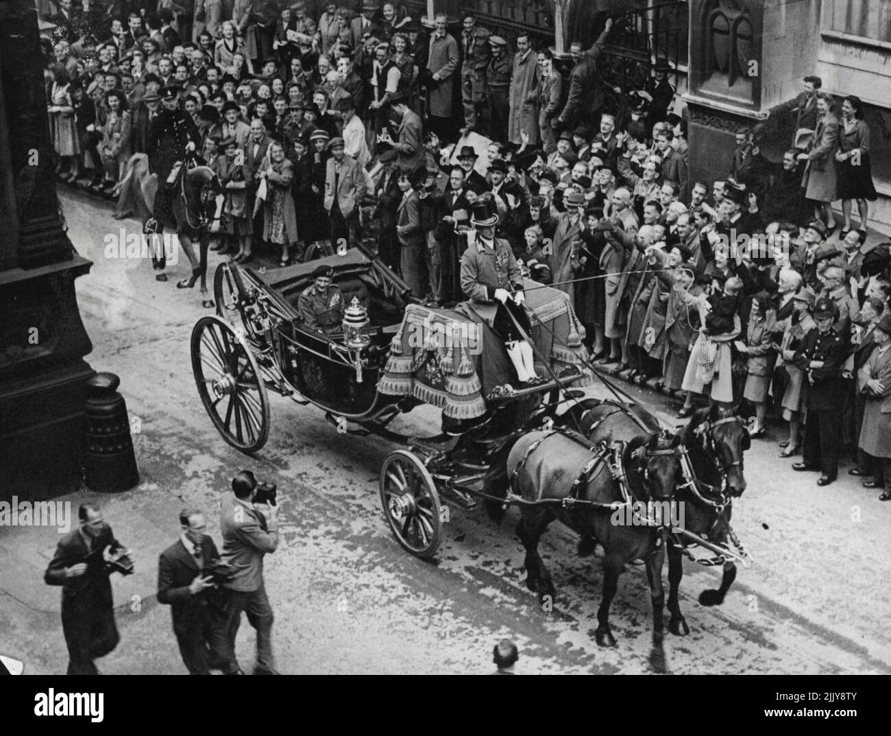 Il Field-Marshal Montgomery riceve la libertà della città di Londra -- il visconte Field-Marshal Montgomery di Alamein, ora capo dello Stato maggiore imperiale, ha ricevuto la libertà della città di Londra, il più alto onore civico della Gran Bretagna, in una cerimonia tradizionale nella Guildhall. Il Field-Marshal fu allietato da migliaia di londinesi come lui ***** In un pullman all'aperto attraverso le strade della città da ***** Alla Guildhall. Gennaio 01, 1946. Foto Stock