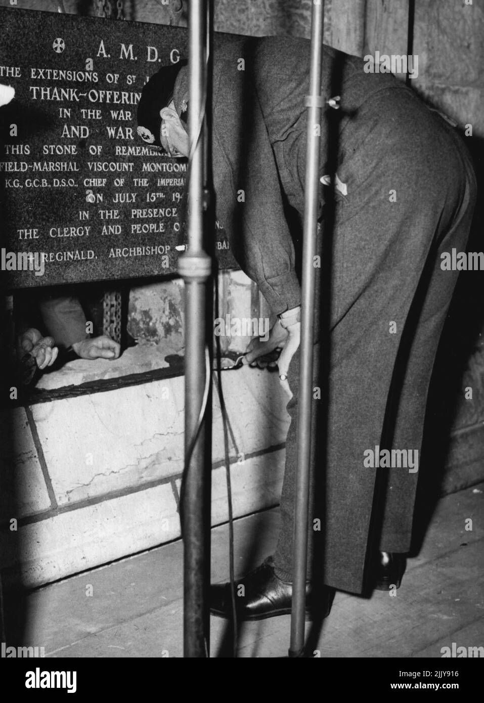 Lord Montgomery posa la pietra di fondazione della seconda Cattedrale di San Giovanni nel tardo pomeriggio di ieri. Questo era ***** ultime funzioni ufficiali di una giornata non-stop di impegni, che ha avuto inizio ***** Terminato alle 6:21, luglio 1947. Foto Stock