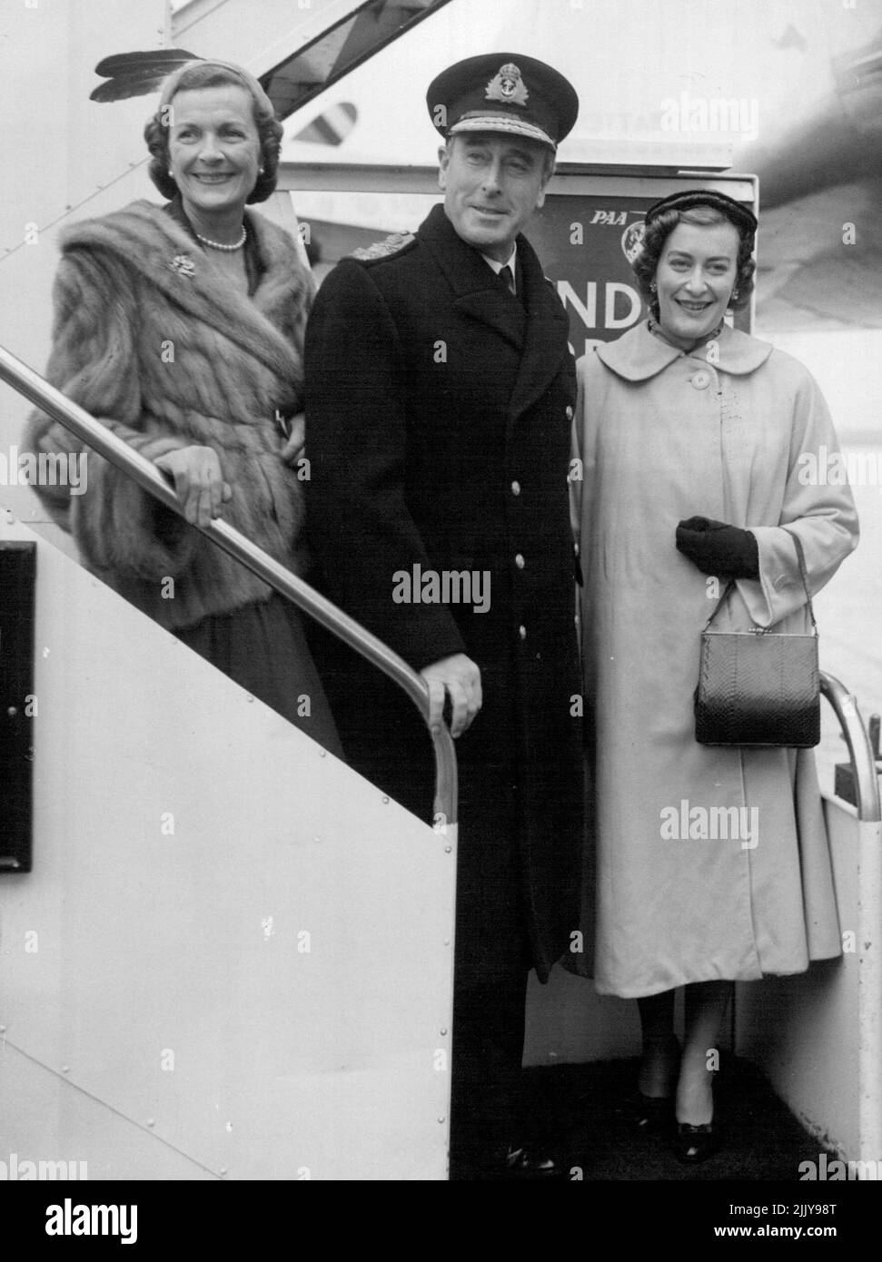 Mountbatten e Lady Pamela (a destra) hanno fotografato al loro arrivo all'aeroporto di Londra questa mattina. L'ammiraglio Earl Mountbatten di Birmania, accompagnato dalla contessa Mountbatten e Lady Pamela Mountbatten, è arrivato all'aeroporto di Londra questa mattina. Earl Mountbatten sarà in vacanza per tre mesi prima di diventare First Sea Lord e Capo dello staff Navale il prossimo marzo. Prima di tornare in questo paese per aver rinunciato al suo posto di C-in-C di forze alleate nel Mediterraneo, l'ammiraglio Mountbatten ha trascorso due giorni a Parigi come ospite del generale Gruenther. Dicembre 14, 1954. (Foto di Paul Popper, Paul Popper Ltd.) Foto Stock