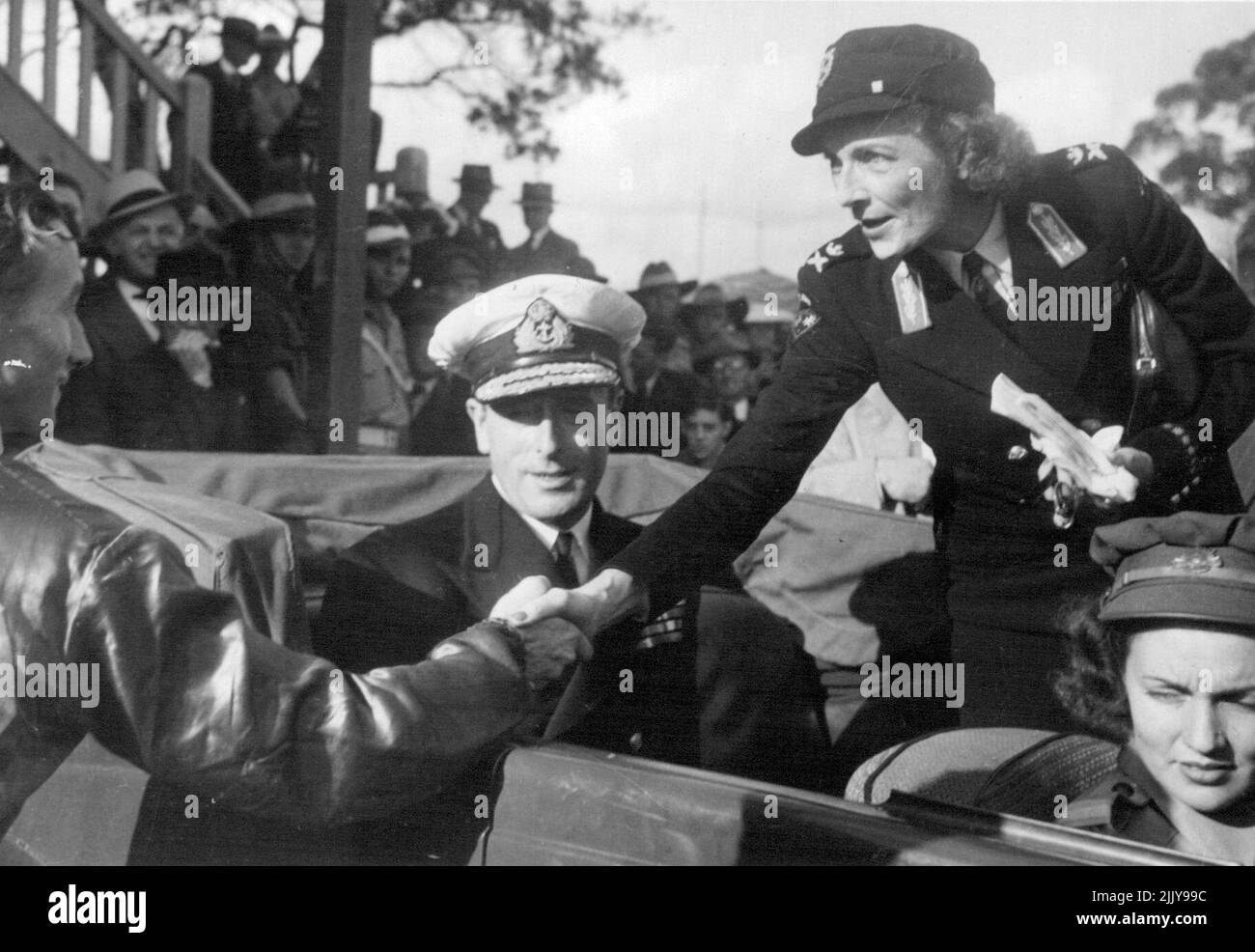 ***** Mountbatten si congratula con il jockey George Moore, che ha vinto la HMS Kelly ***** A Canterbury ieri. Lady Louis appoggiò Cordale. Marzo 31, 1946. Foto Stock