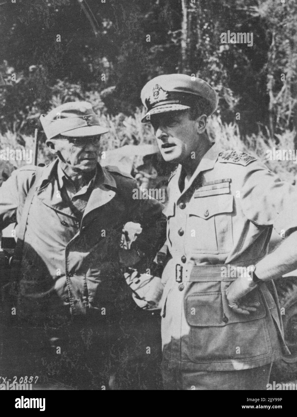 Strategia di pianificazione? -- Ammiraglio Lord Louis Mountbatten, a destra, comandante supremo del sud-est asiatico, il comando conferisce al generale Joseph Stilwell, USA, sul fronte birmano. Aprile 6, 1944. (Foto di U.S. Army Official Photo). Foto Stock