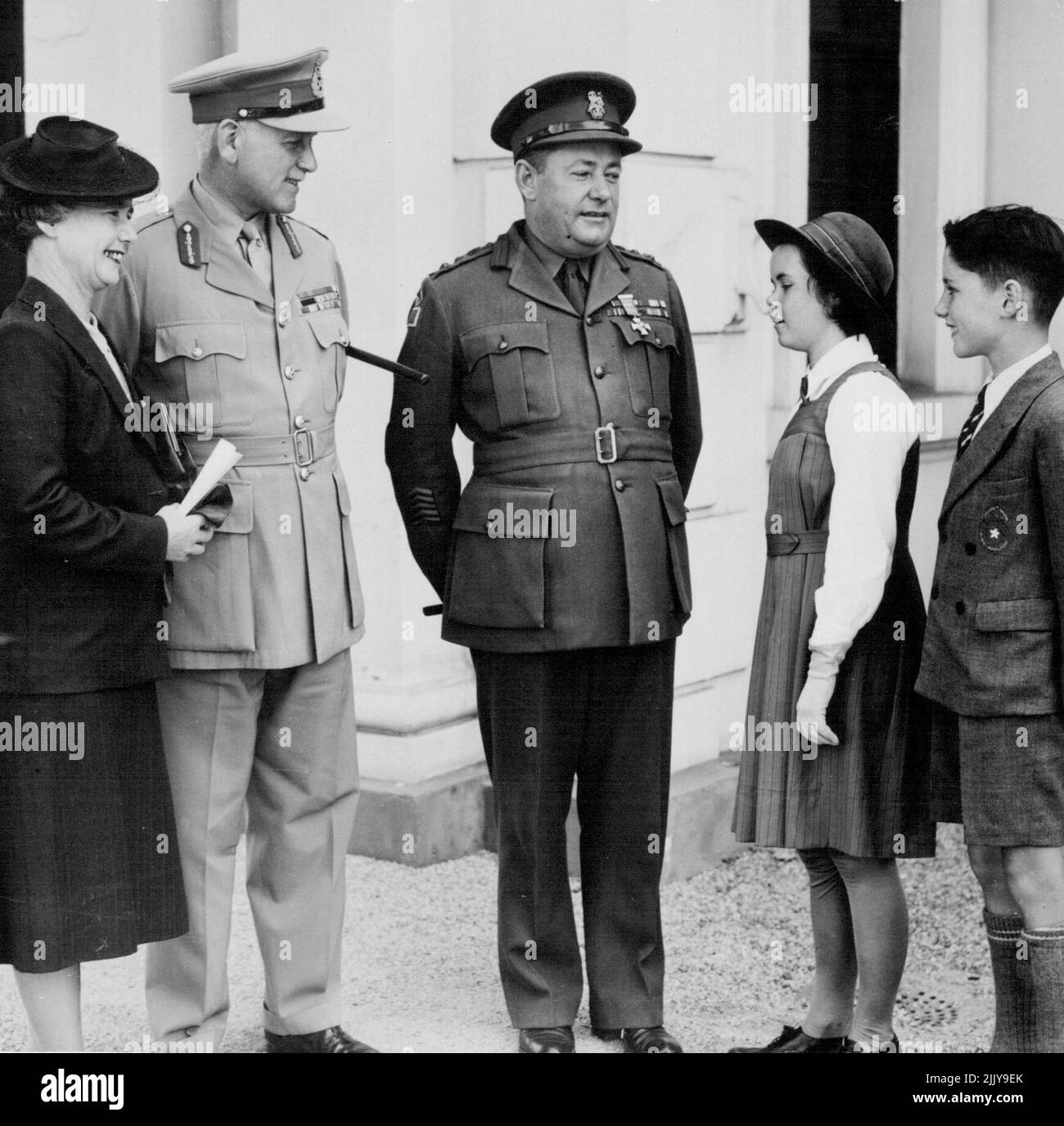 Brigadier Moten che guiderà il contingente militare nella London Victory Parade il 8 giugno indossando il D.S.O. e il Bar che ha ricevuto oggi dal Governatore (Sir Willoughby Norrie) alla Government House. Fotografato dopo la cerimonia sono da sinistra: La sig.ra Marton, il regolatore Brigadier Moten, Kathleen Margaret, e John. Briga. Moten partirà per Melbourne stasera. Aprile 03, 1946. Foto Stock