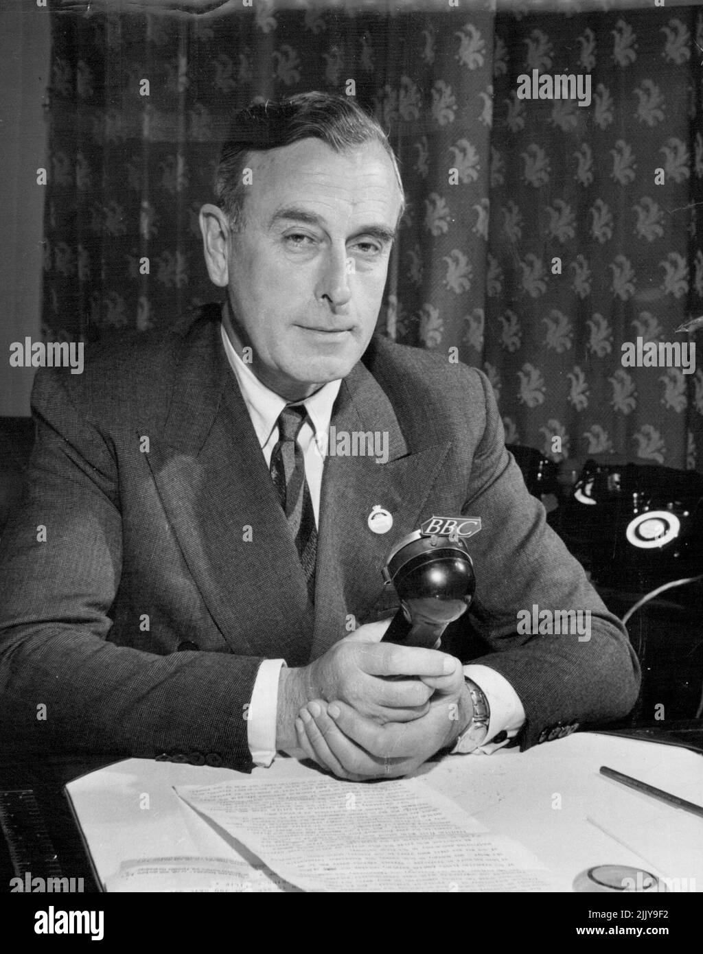 Earl Mountbatten of Burma -- il primo Signore del Mare e Capo dello Stato maggiore della Marina, Ammiral The Earl Mountbatten of Burma, K.G., P.G., D.S.O., registrando una trasmissione in Overseas Services della British Broadcasting Corporation. Gennaio 1, 1955. (Foto della BBC). Foto Stock
