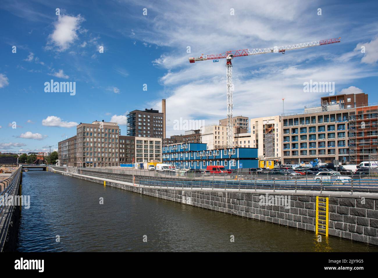 Canale Sompasaari con edifici residenziali di recente costruzione a Helsinki, Finlandia Foto Stock