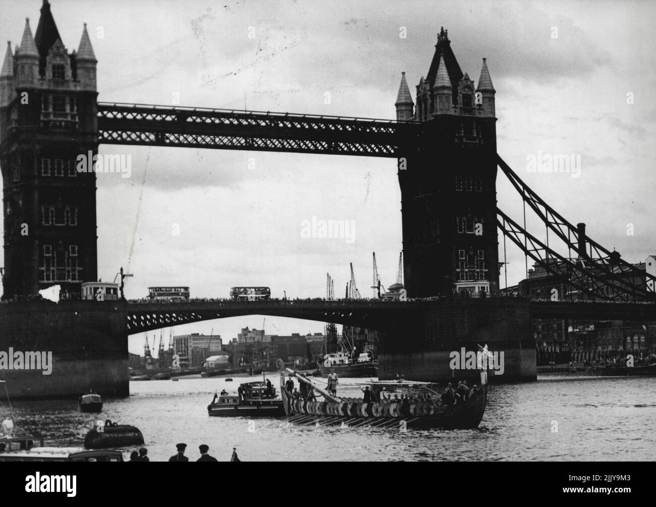 I londinesi vedono i 'Vichinghi' -- la cucina che parte dal Tower Bridge. I vichinghi 'war galley' salgono sul Tamigi dal Tower Bridge a Richmond oggi, e migliaia di londinesi affollarono le rive del fiume per guardarli e rallegrarli. Agosto 02, 1949. (Foto di Fox). Foto Stock