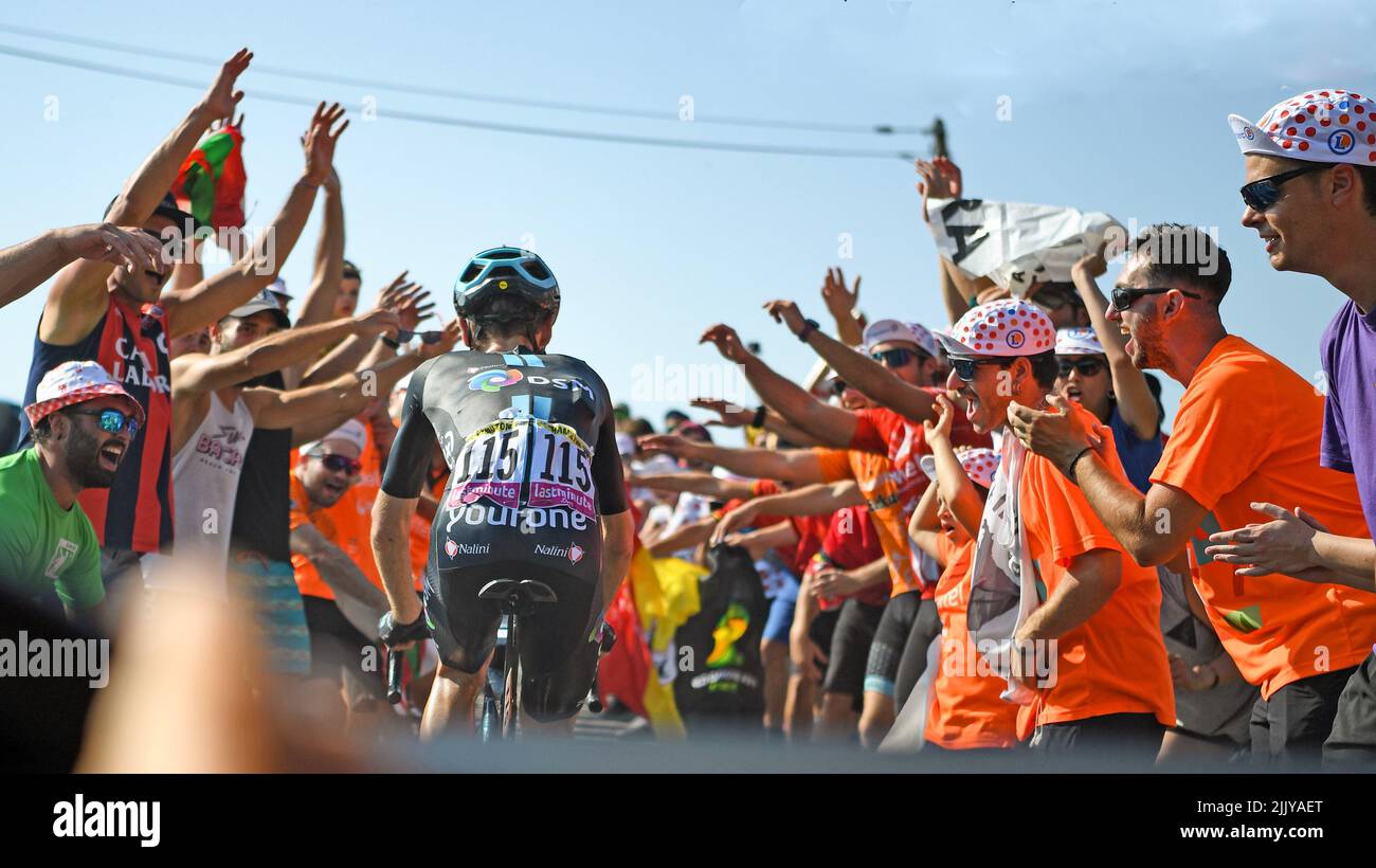 Il pilota australiano Christopher Hamilton è allietato dai sostenitori olandesi nella salita verso Hautacam nella. 2022 Tour de France Foto Stock