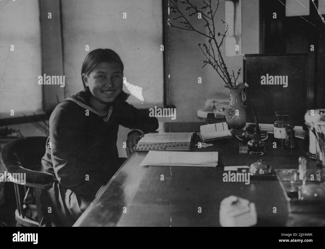 Prima donna nel Ministero della guerra in Giappone! -- per la prima volta una ragazza giapponese ha ricevuto un lavoro nel ministero della guerra. È un giovane giapponese che ***** sarà impiegato come segretario. Ottobre 28, 1934. (Foto della stampante associata). Foto Stock