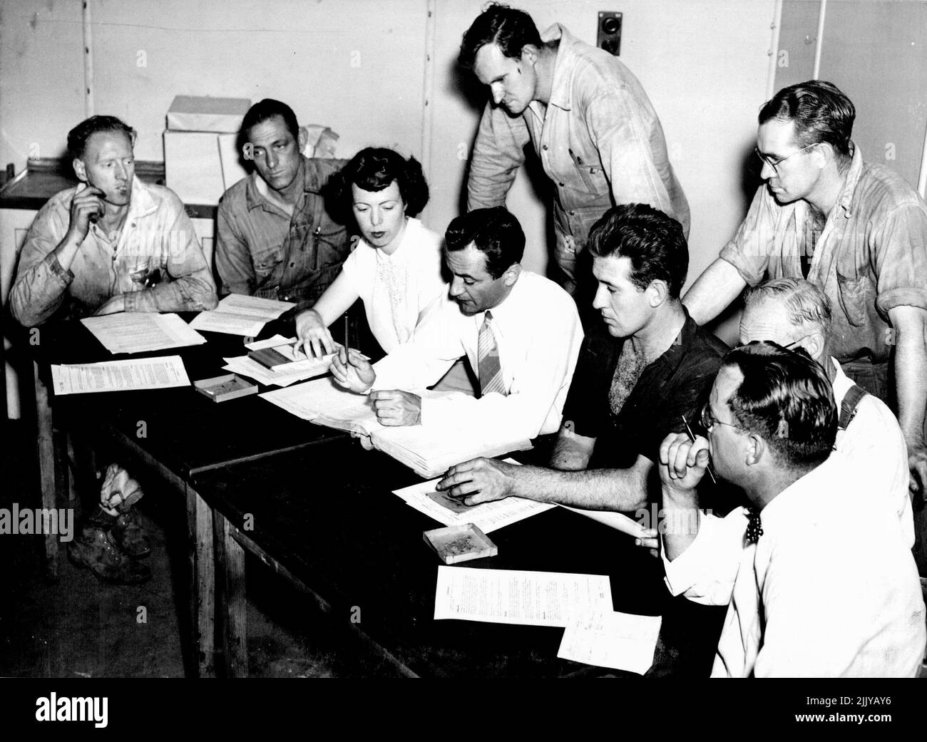 Rappresentanti della sezione nel consiglio consultivo dell'impianto. Ron Mason (caposquadra), Bob Myers (macchine), Gloria Brown Field (ufficio), Miskoe, Graham Black (saldatori), Bob Hudson (negozi), Lew Pratt (direzione). In piedi: AUB McDonald (avvolgimento) e Ted Whitehead. Febbraio 27, 1952. Foto Stock