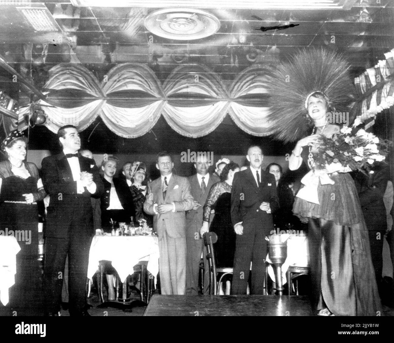 Mistinguett può ancora ballare -- durante la sua prima visita negli Stati Uniti dal 1926, la danzatrice francese perenne Mistinguett ha fatto il suo debutto ad un night club di New York, la Martinique, ieri sera. La bionda rossastra Mistinguett, le cui gambe erano una volta assicurate da Lloyds di Londra, ottiene un imbroglio dai clienti mentre lei fa il suo arco. La sua età è stata data più recentemente come 81. Aprile 13, 1951. (Foto di AP Wirephoto). Foto Stock