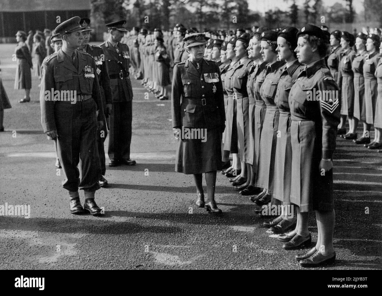 La Principessa reale ispeziona Gibilterra Bound WRACS -- S.R.H. la Principessa reale ispezionando il W.R.A.C a Hobbs Barracks, Lingfield, oggi. A Hobbs Barraoks, Kingfield, Surrey, oggi la principessa reale, comandante del controller del WRAC, ispezionò l'unico reggimento regolare misto nell'esercito, 46 (M) Haa Regt. Royal Artillery, e ha incontrato i tre ufficiali e 54 ragazze del WRAC voleranno a Gibilterra alla fine di questo mese per formare una batteria mista anti-aereo lì. Settembre 25, 1952. (Foto di Fox Photos). Foto Stock